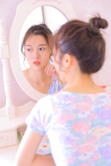 逛街时突然按下按钮